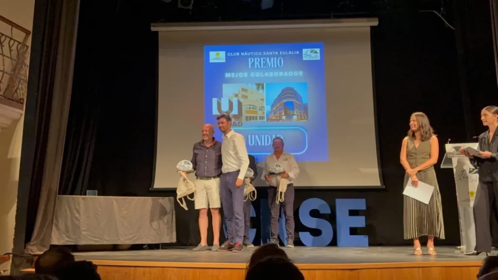 Entrega del premio Mejor Colaborador a Asesoría Unidad en la IV Gala del Club Náutico Santa Eulalia