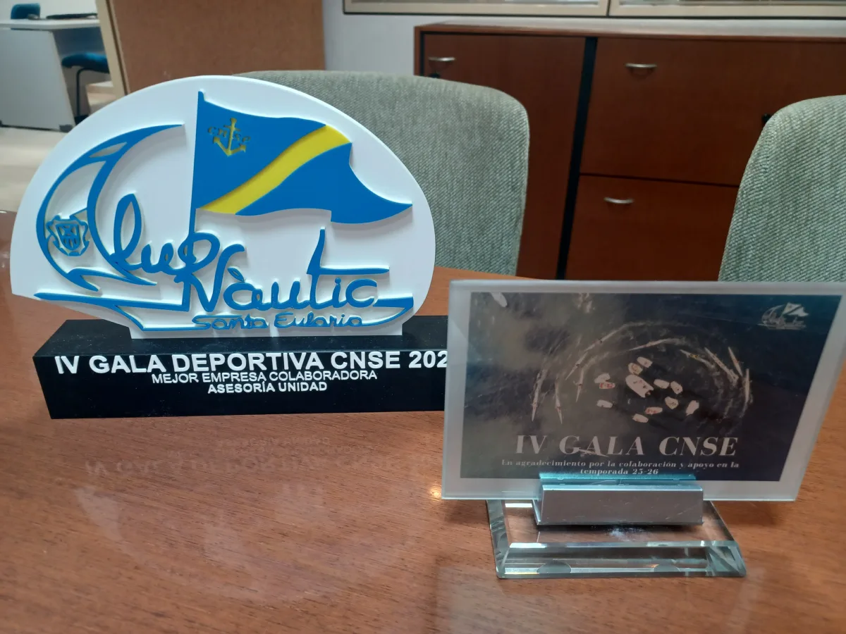 Trofeo de Mejor Empresa Colaboradora y placa de agradecimiento de la IV Gala del Club Náutico Santa Eulalia